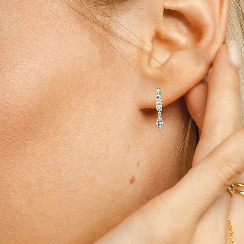 Illuminess™ Sterling Silber Floating Moissanit Huggies