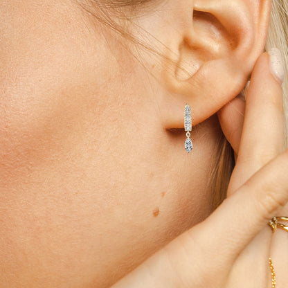 Illuminess™ Sterling Silber Floating Moissanit Huggies