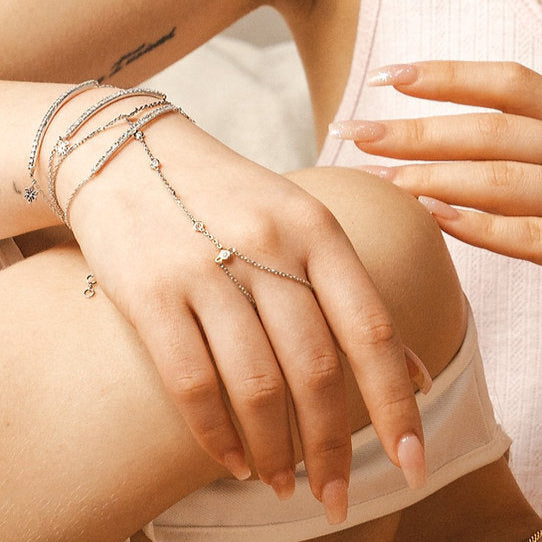 The BLOOMTINE Illuminess™ Diamond Hand Chain in White Rhodium-plated Sterling Silver. Featuring 6 brilliant lab-grown diamonds and a diamond-cut cable chain, this celebrity-favorite 'hand harness' provides a continuous, elegant shimmer for the extraordinary human