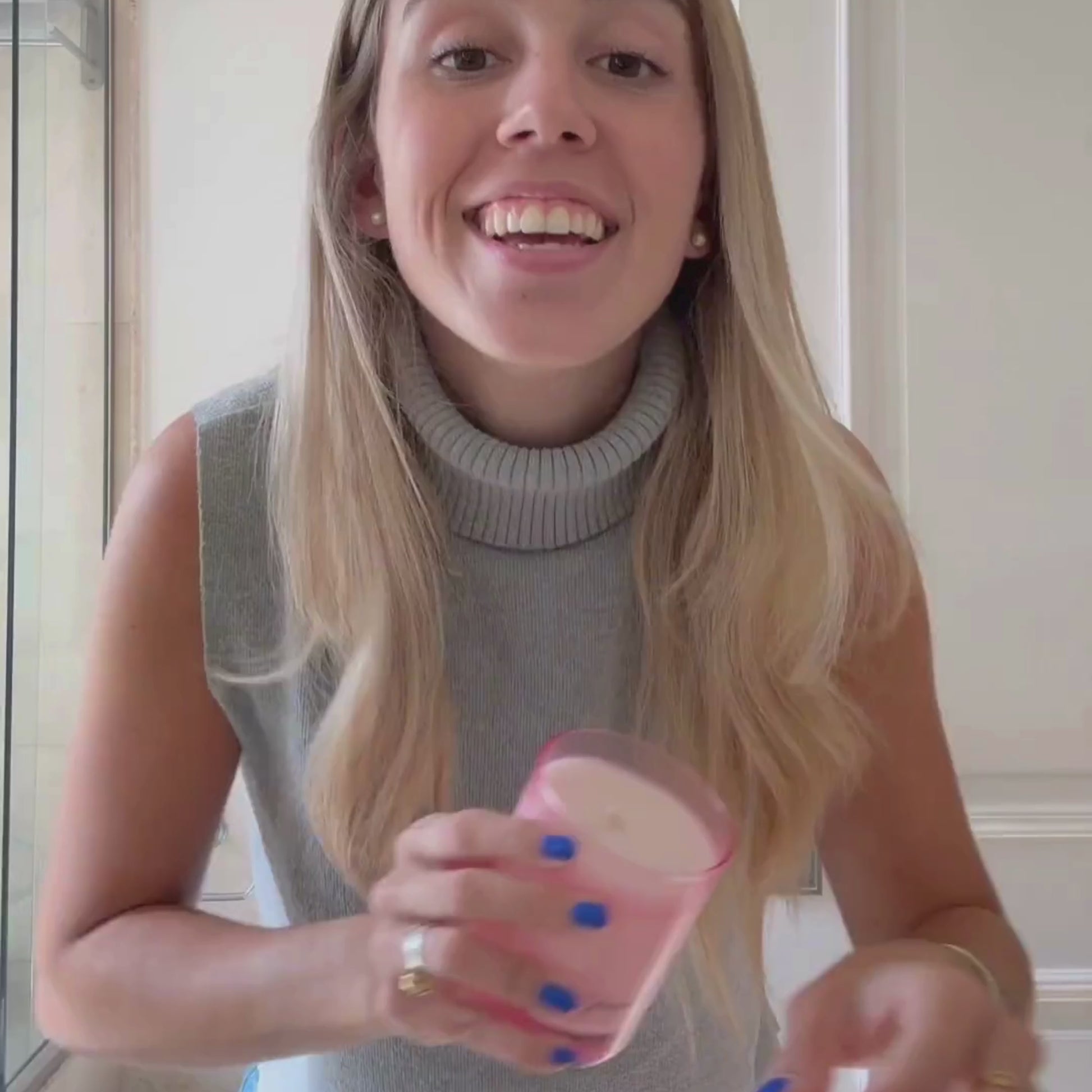 Video-of-glitter-bomb-rose-galaxy-red-candle-glitter-wax-close-up-perfect-gift-candle